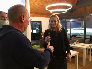 Francien ontvangt de voorzittershamer Francien ontvangt de voorzittershamer
