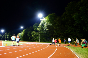 Wintertraining op verlichte atletiekbaan AV SUOMI