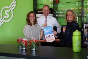 Nikkie Ramsteijn (TeamFit), Bram Diepstraten (wethouder), Francien Mooijekind (voorzitter)