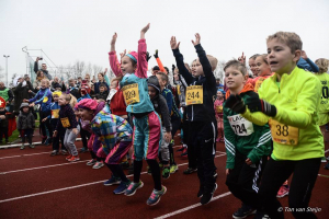 Warming-up Sinterklaasloop jeugdloop AV Suomi Santpoort