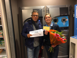 Cor (AV Suomi) ontvangt cheque van Charissa (AH) Cor (AV Suomi) ontvangt cheque van Charissa (AH)