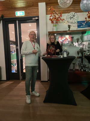 Bingo master Wim Siegers met assistent Francien Mooijekind